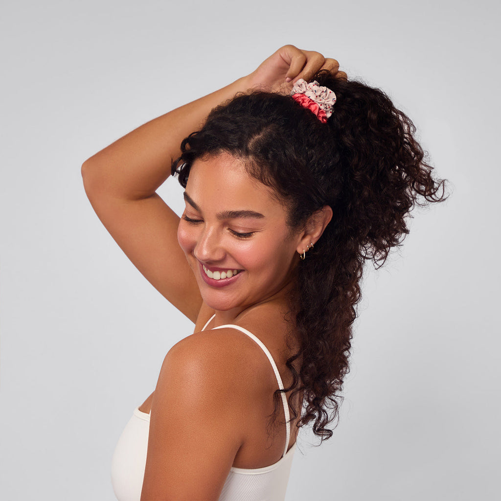 Cseresznyevirág mintás, húzott szatén hajgumi (Scrunchie) 5 darabos szett