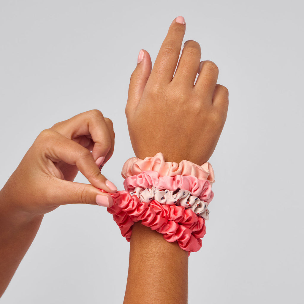 Cseresznyevirág mintás, húzott szatén hajgumi (Scrunchie) 5 darabos szett