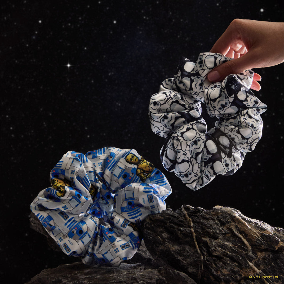 Star Wars™ & Kitsch Satin Pillow Scrunchies® R2-D2 & rohamosztagosok mintában