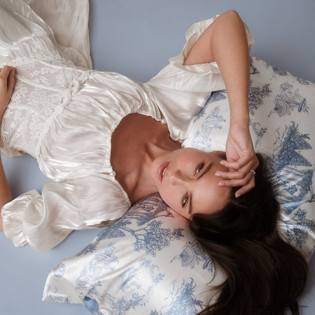 Bridgerton x Kitsch szatén párnahuzat Garden Toile mintával, 2 db-os csomag