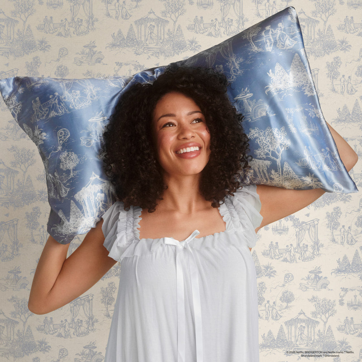 Bridgerton x Kitsch szatén párnahuzat Garden Toile mintában – King