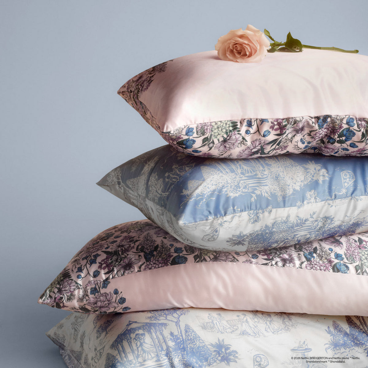 Bridgerton x Kitsch szatén párnahuzat Wisteria mintában – King