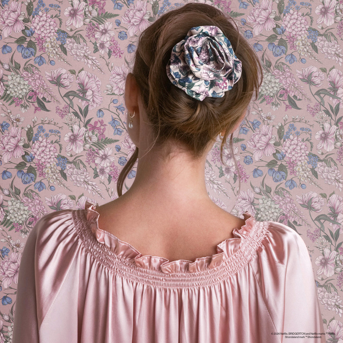 Bridgerton x Kitsch szatén rozettás közepes lapos felhő-csat Wisteria színben