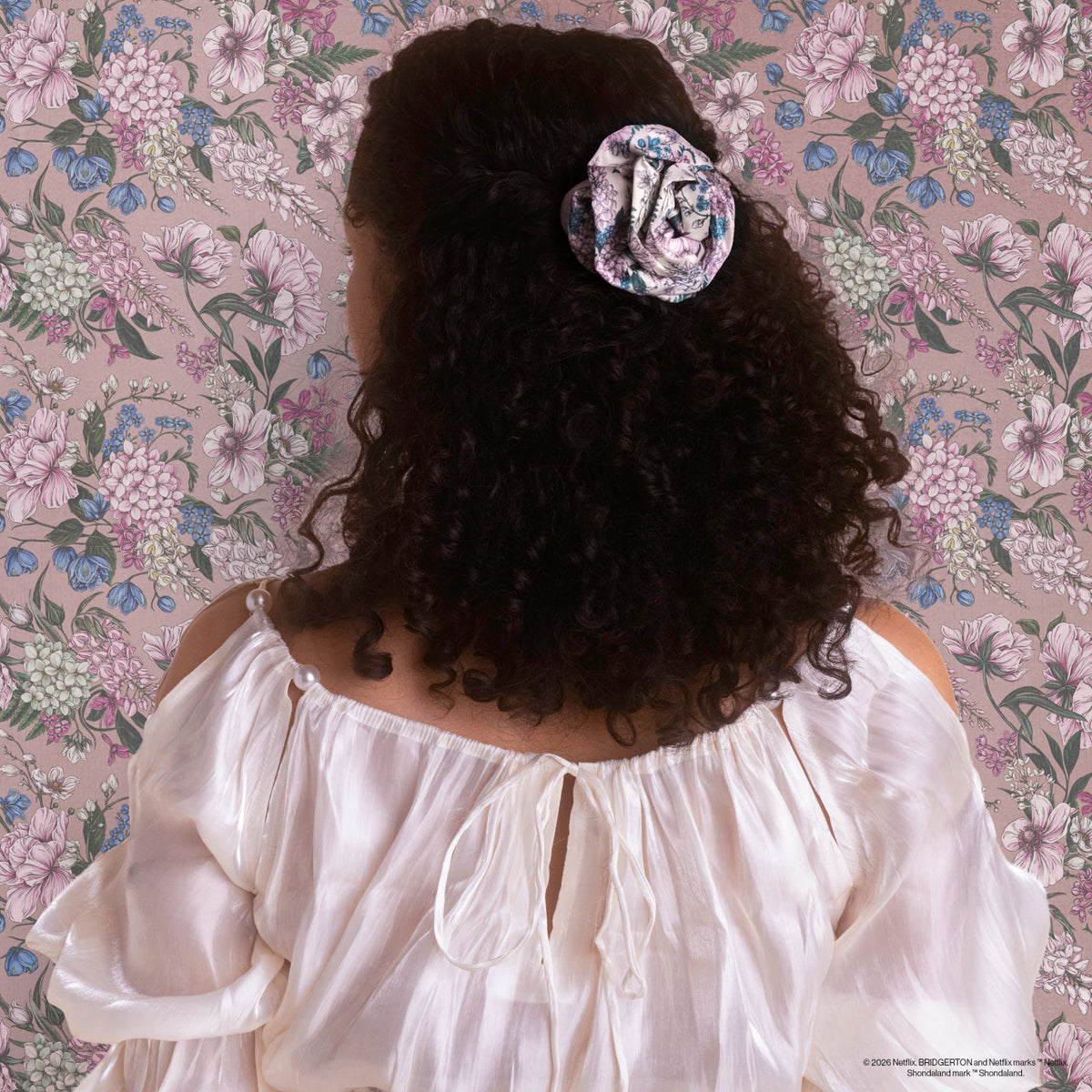 Bridgerton x Kitsch szatén rozettás közepes lapos felhő-csat Wisteria színben