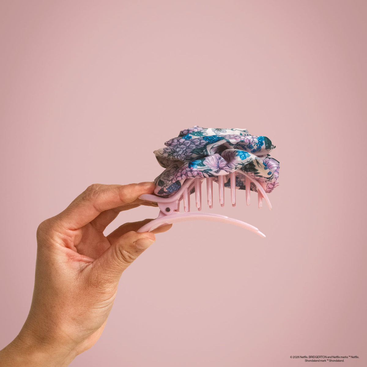 Bridgerton x Kitsch szatén rozettás közepes lapos felhő-csat Wisteria színben