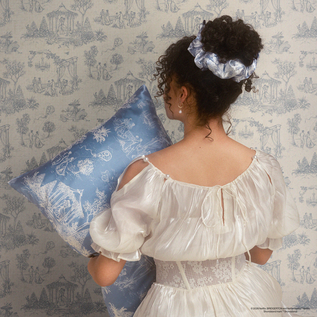 Bridgerton x Kitsch szatén Pillow Scrunchies® hajgumik Toile in Bloom mintában