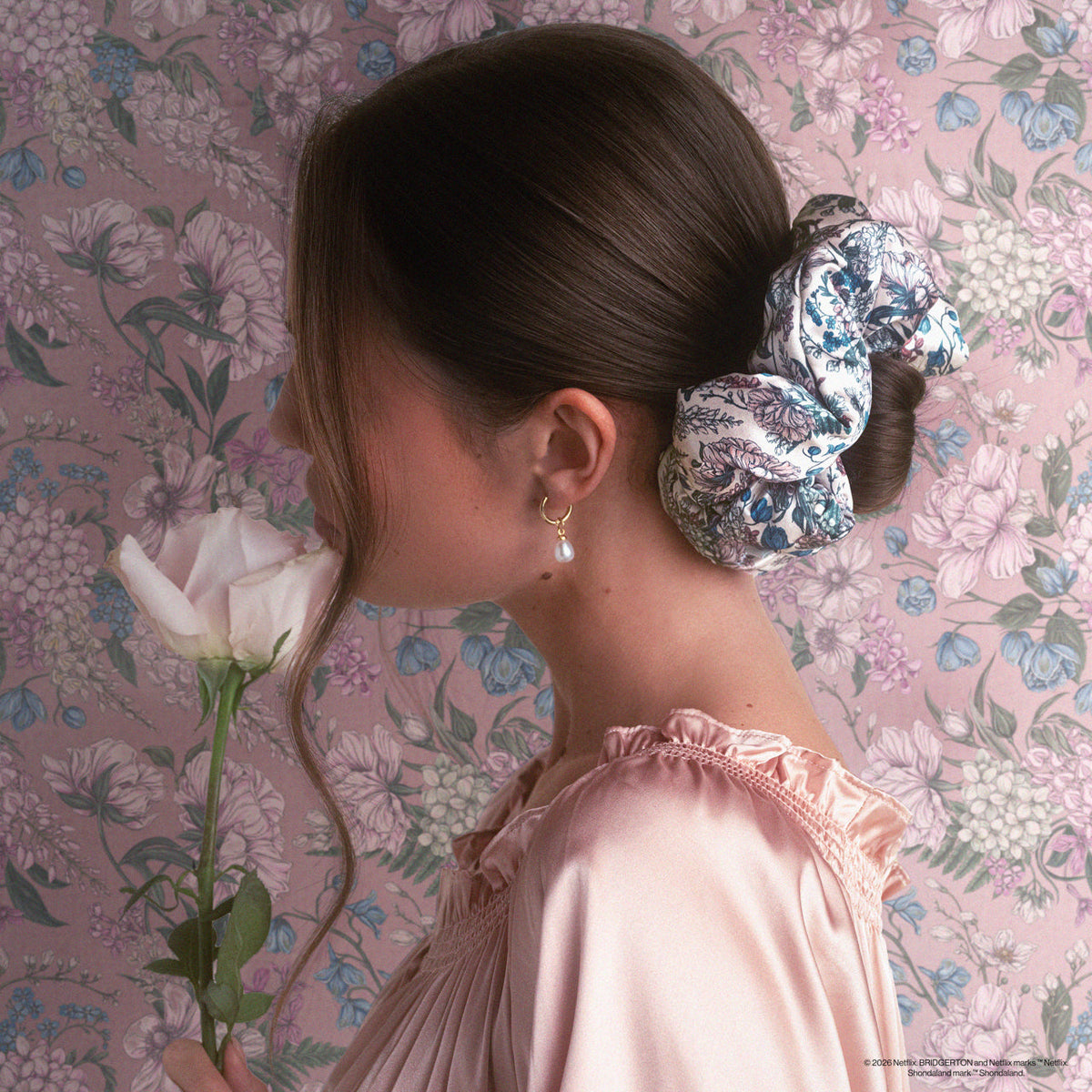 Bridgerton x Kitsch szatén Pillow Scrunchies® hajgumik Toile in Bloom mintában