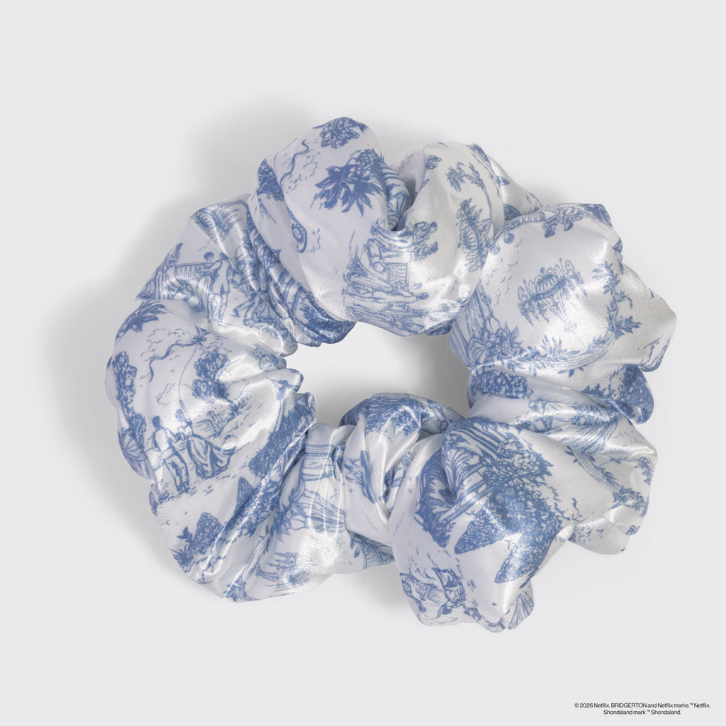 Bridgerton x Kitsch szatén Pillow Scrunchies® hajgumik Toile in Bloom mintában