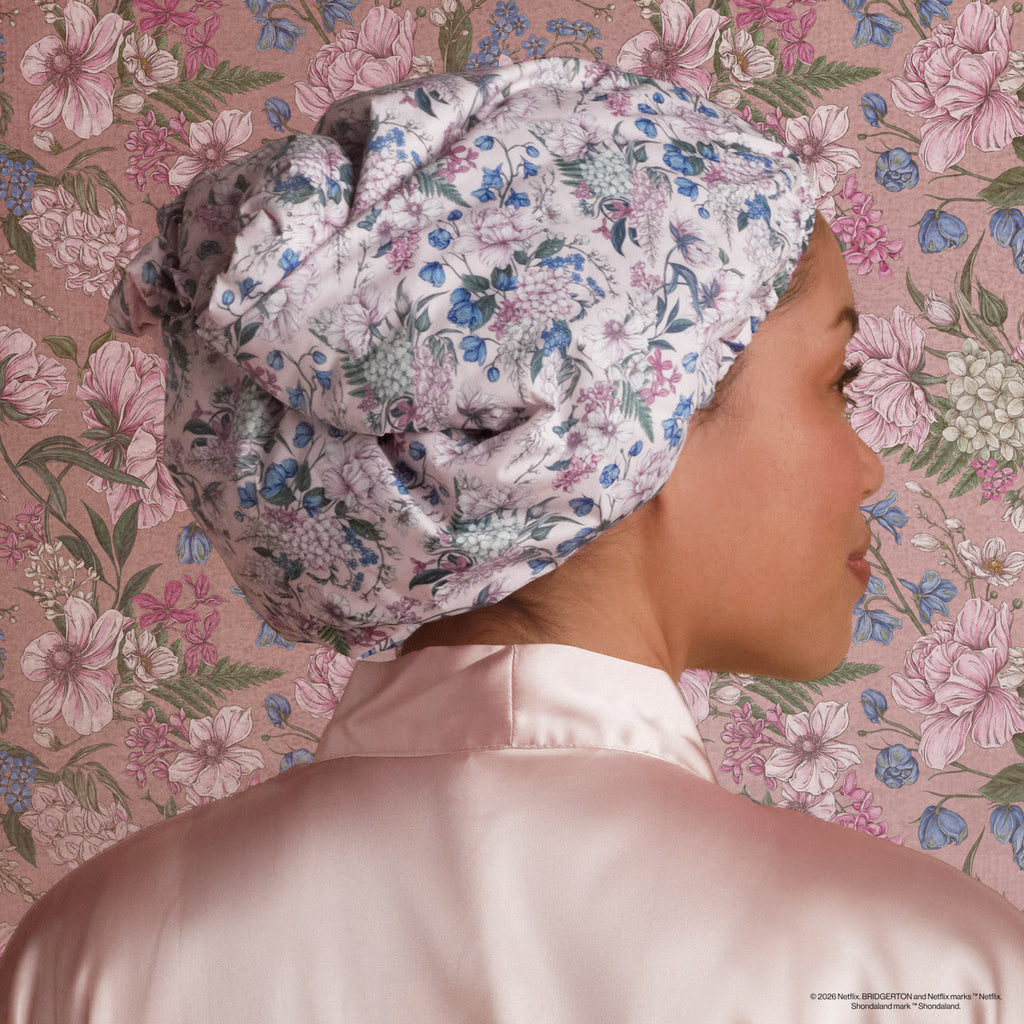 Bridgerton x Kitsch szatén bélésű flexibilis zuhanysapka Wisteria mintában