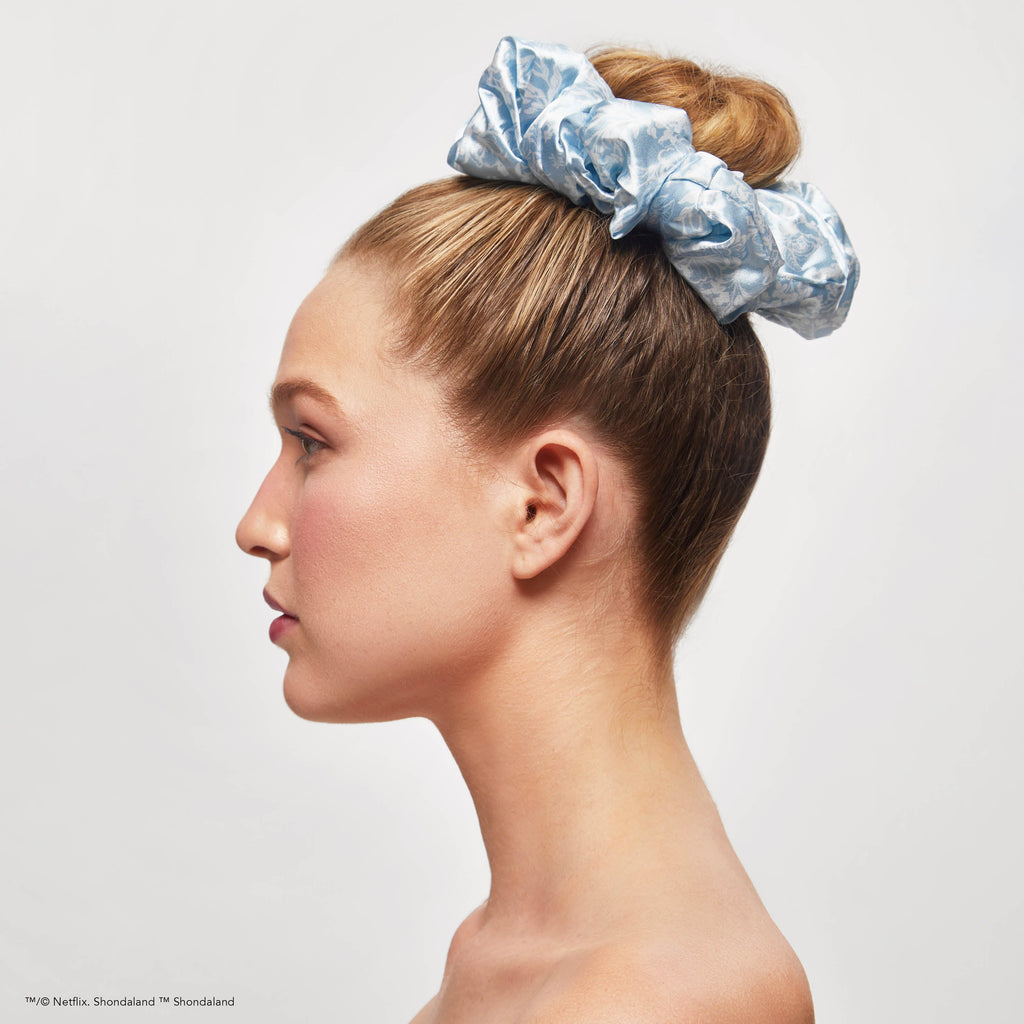 Kitsch x Bridgerton szatén párna-hajgumik – Toile De Blue