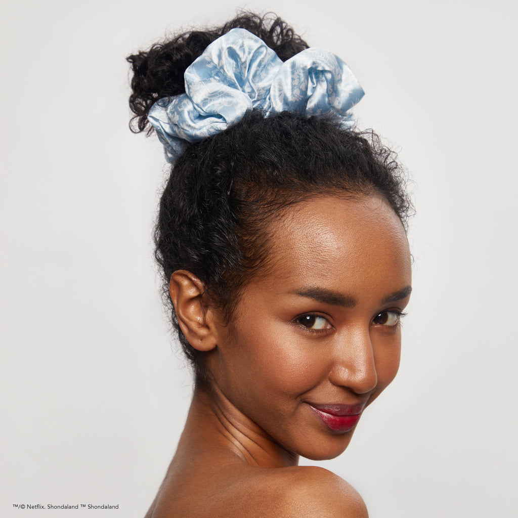 Kitsch x Bridgerton szatén párna-hajgumik – Toile De Blue