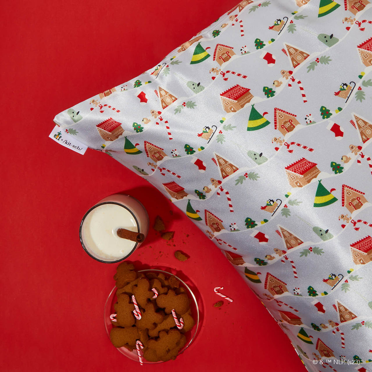 Kitsch x elf szatén párnahuzat Periwinkle Christmas mintában – King