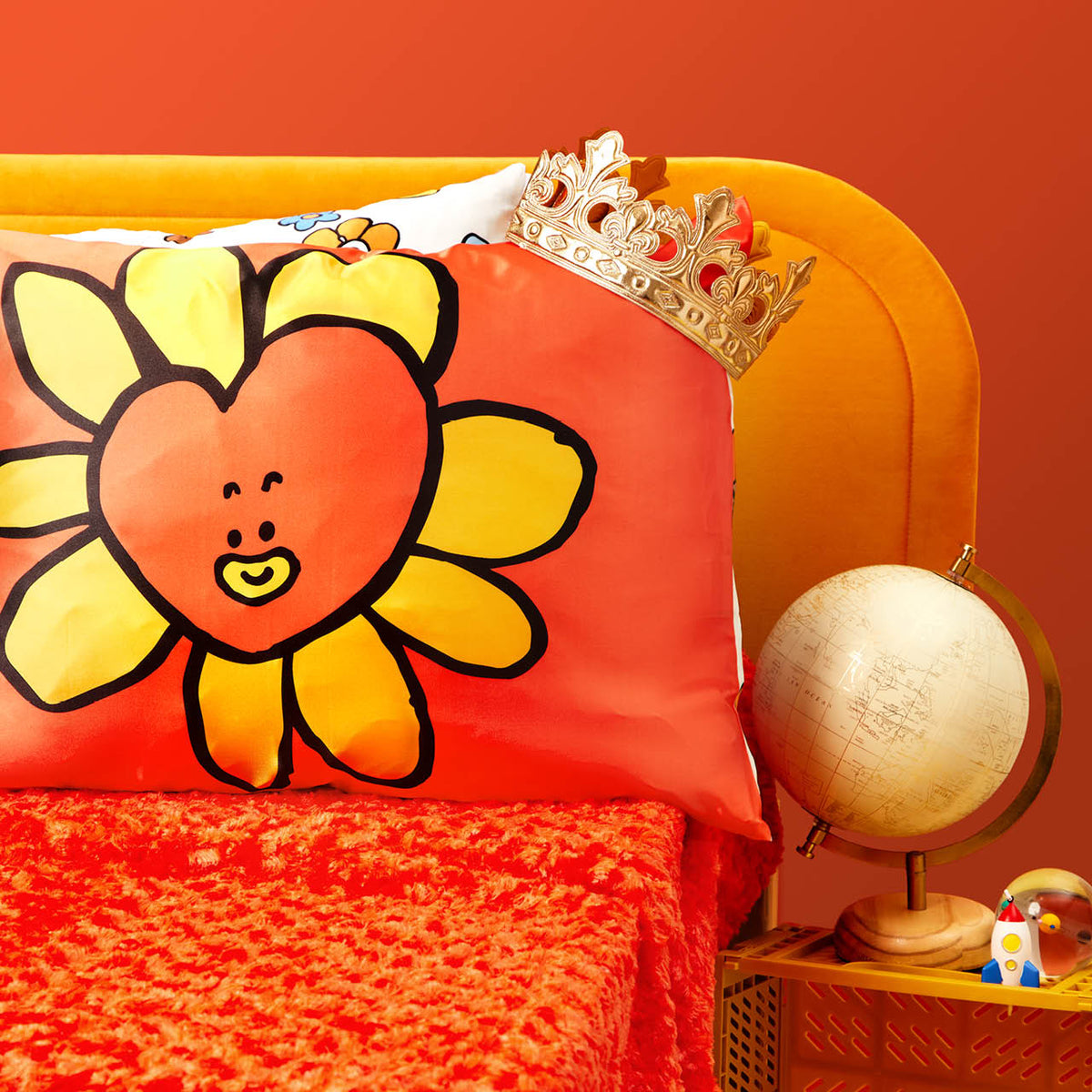 Kitsch x BT21 szatén párnahuzat TATA mintában