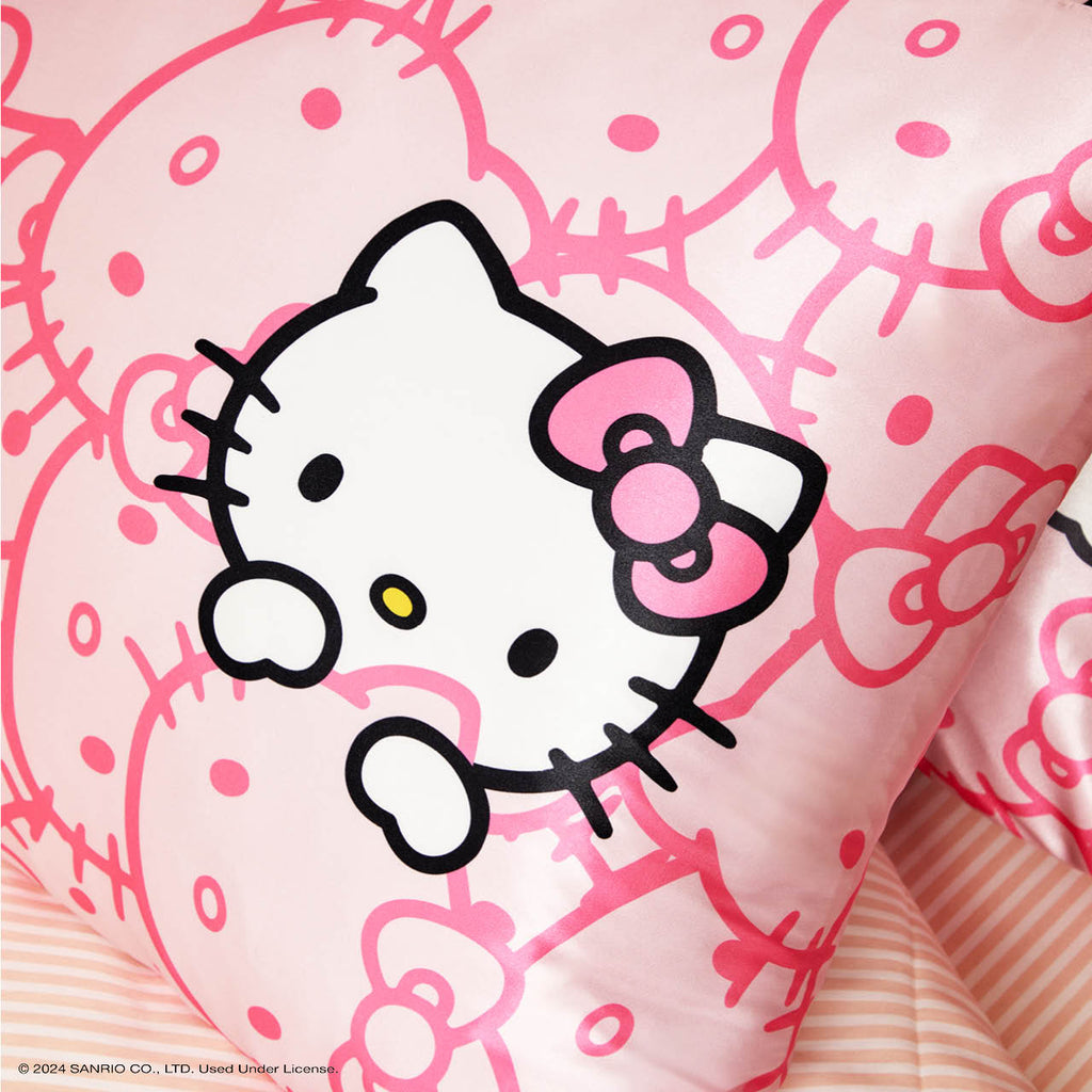 Kitsch x Hello Kitty szatén párnahuzat – rózsaszín Hello Kitty arcok (Pink Hello Kitty Faces)