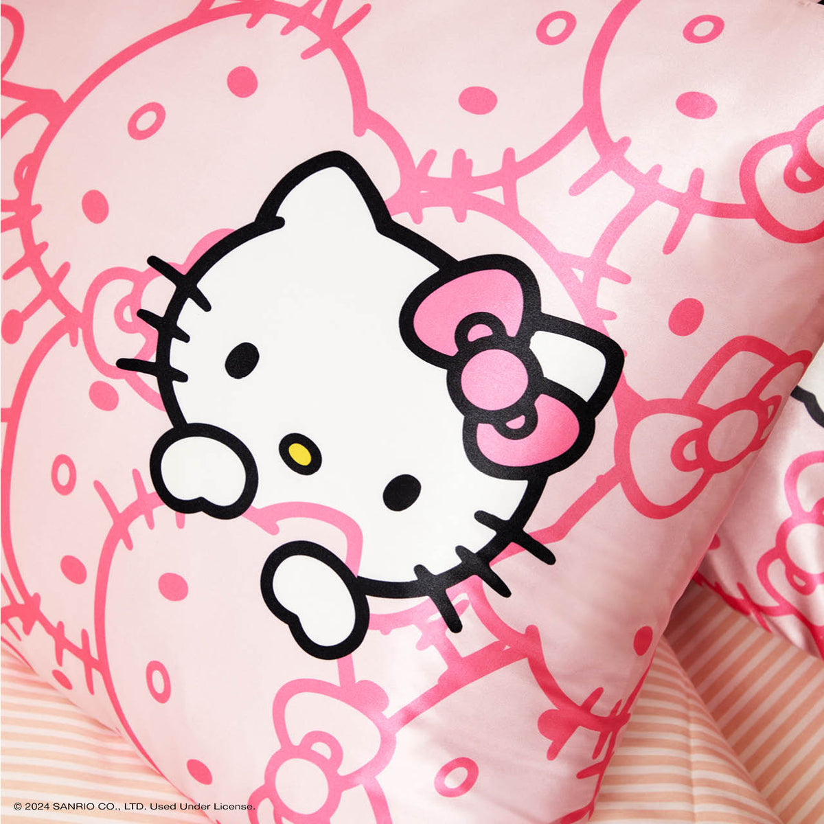 Kitsch x Hello Kitty szatén párnahuzat – rózsaszín Hello Kitty arcok (Pink Hello Kitty Faces)