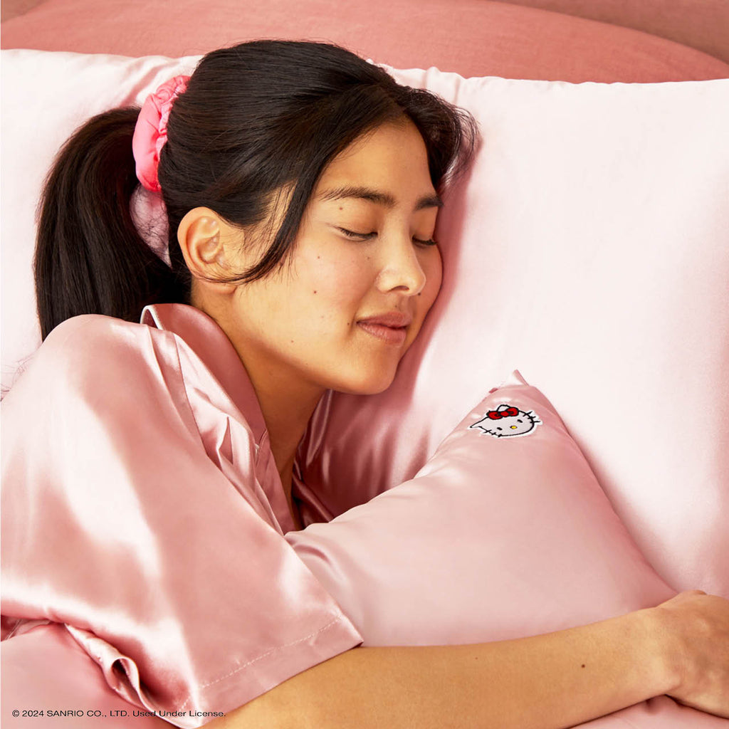 Kitsch x Hello Kitty szatén párnahuzat – rózsaszín Hello Kitty arc (Pink Hello Kitty Face)